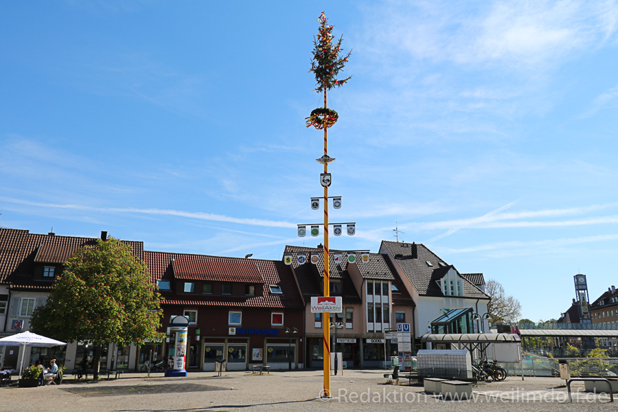 Maibaum aufgestellt - Danke an die ehrenamtlichen Helfer ...