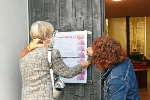 Thesenanschlag auch an der Tür von St. Theresia. Foto: Uwe Tommasi