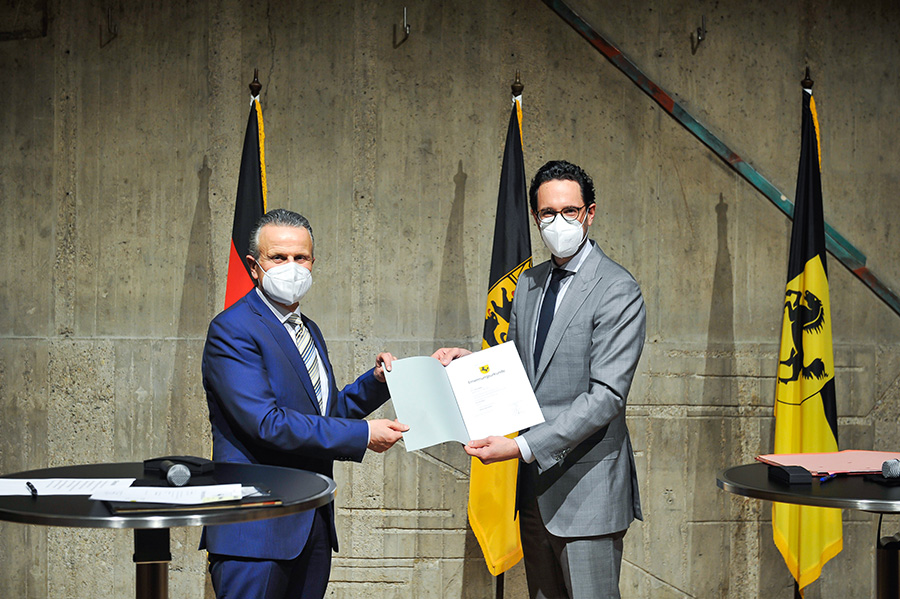 EBM Dr. Mayer überreicht OB Dr. Nopper die Ernennungsurkunde. Foto © Stadt Stuttgart