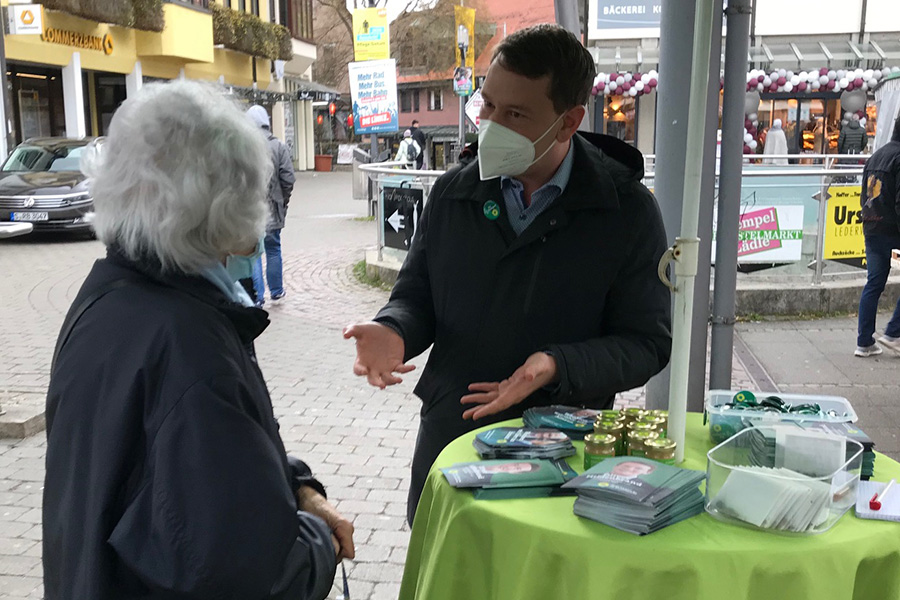 Oliver Hildenbrand am Info-Stand der Weilimdorfer Grünen