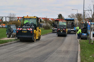 Sanierung der Gerlinger Straße - am 8. April wurde die neue Teerdecke aufgebracht. Foto: Andreas Rometsch