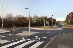 Neuer Kreisverkehr Solitudestraße mit Engelbergstraße und Spechtweg, Foto: Goede