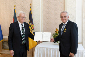 Ministerpräsident Winfried Kretschmann überreicht dem Vizepräsidenten des Europäischen Parlaments, dem CDU-Europaabgeordneten Rainer Wieland, den Verdienstorden des Landes Baden-Württemberg. Foto: Staatsministerium Baden-Württemberg