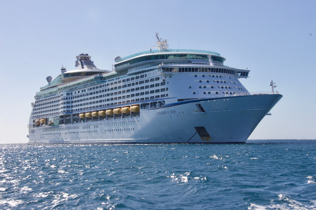 https://www.pexels.com/de-de/foto/weisses-kreuzfahrtschiff-813011/