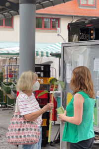Grünen-Bundestagsabgeordnete auf dem Löwenmarkt