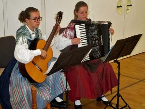 Die Trägerinnen des kulturellen Förderpreises der Sudetendeutschen Landsmannschaft, Elisabeth und Stefanie Januschko boten Musik aus dem Böhmerwald.