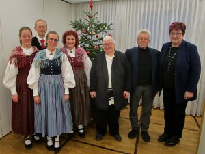 Die musikalische Familie Januschko mit den Zwillingsschwestern Stefanie und Elisabeth sowie den Eltern Martin und Sabine Januschko sorgte für die musikalische Einstimmung auf Weihnachten an der sich auch Kreisobfrau Waltraud Illner von der Sudetendeutschen Landsmannschaft Stuttgart, Rudolf Tauber von der Böhmerwaldgruppe Stuttgart und die Bundesvorsitzende des Deutschen Böhmerwaldbundes, Birgit Kern, erfreuen konnten.