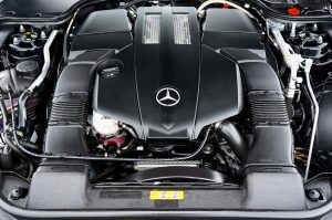 Mercedes Motor © https://www.pexels.com/de-de/foto/mercedes-benz-sl400-14165725/