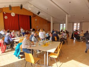 die Aktion #wärmewinter, die ähnlich der Vesperkirche in Stuttgart, von Dezember bis März an den Wochenenden ein warmes Mittagessen bot, war bei uns in Sankt Theresia (Stuttgart-Weilimdorf) ein großer Erfolg. Es kamen nicht nur bedürftige Menschen und Familien, sondern auch viele Gemeindemitglieder, die es sehr genossen haben, dass sie mit anderen zusammen am Tisch essen und schwatzen konnten.