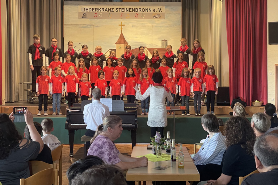 Wolfbusch Kinder-und Jugendchor beim Maultaschenfest in Steinenbronn