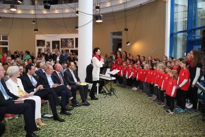 Wolfbusch Kinder-und Jugendchor und Männerchor bei der Verabschiedung von Bezirksversteherin Ulrike Zich