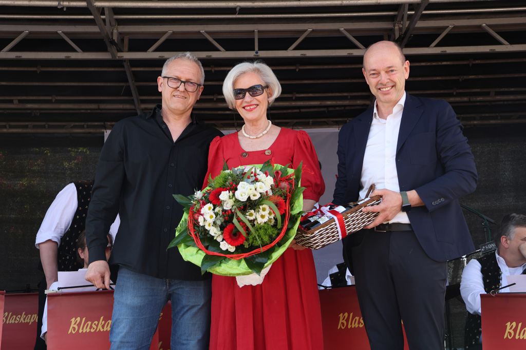 Kris Dujmic und Marcus Mannsdörfer bei der Verabschiedung von Bezirksvorsteherin Ulrike Zich. Foto GOEDE