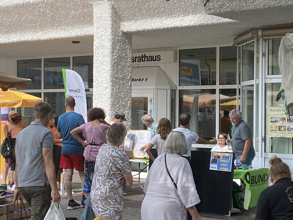 Energieoffensive Weilimdorf, BUND und Verbraucherzentrale informierten gemeinsam auf dem Weilimdorfer Wochenmarkt.