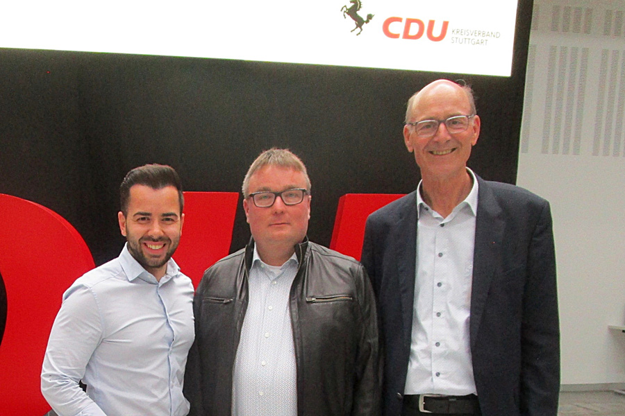 Die Weilimdorfer Christdemokraten Gerd Munz und Jochen Lehmann wurden vom Kreisvorsitzenden der CDU-Stuttgart, Thraso Malliaras, für ihre langjährige Mitgliedschaft in der CDU ausgezeichnet (von rechts nach links). Foto: Helmut Heisig