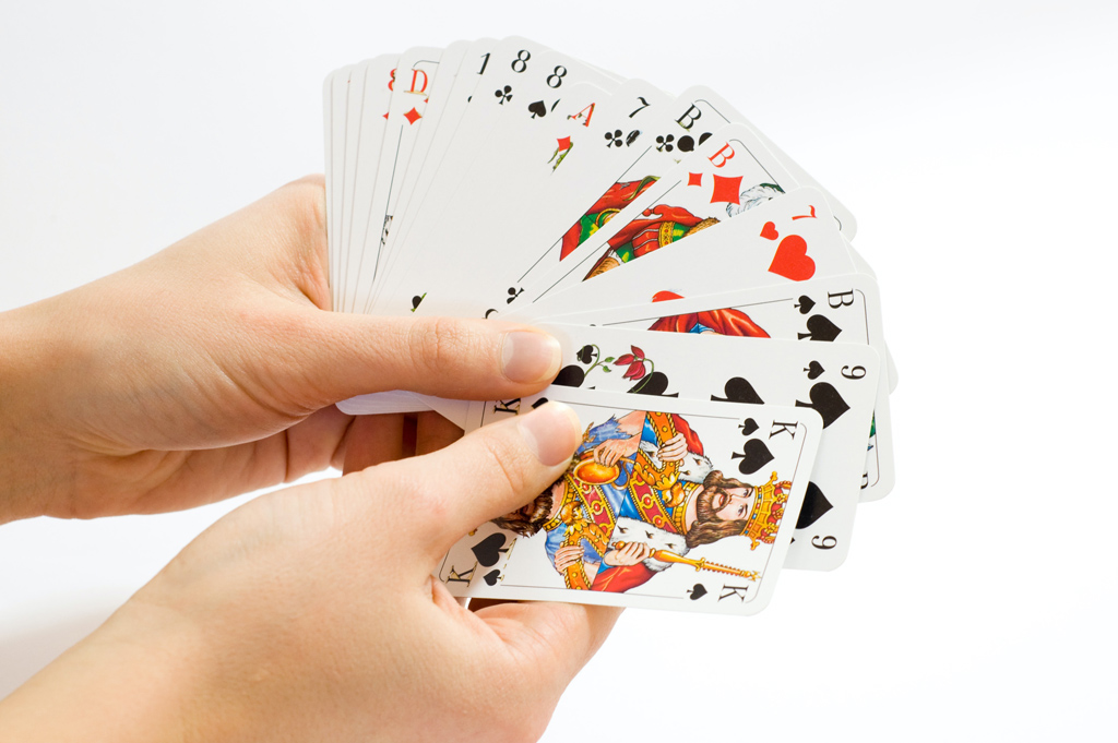 Kartenspiel © https://www.pexels.com/de-de/foto/person-die-spielkarten-halt-102107/