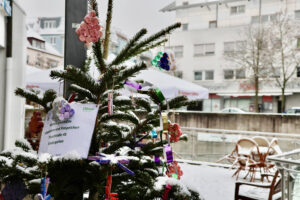 Weihnachtsbaumschmückaktion Platz 2 in 2023: der Weihnachtsbaum der Einrichtung "Himpelchen & Pimpelchen" aus der Thaerstraße 45