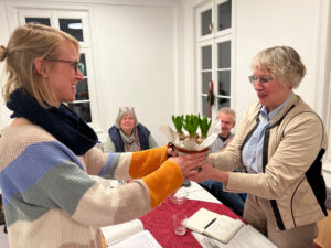 Dank an Barbara Graf (rechts) durch OV-Vorsitzende Mirjam Gegler (links) für langjährige Vorstandstätigkeit