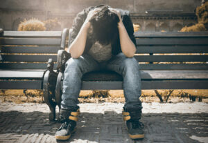 Einsamkeit © https://www.pexels.com/photo/man-in-black-shirt-and-gray-denim-pants-sitting-on-gray-padded-bench-1134204/