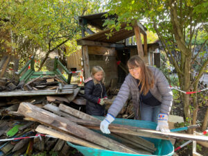 Was ist Altholz, was noch brauchbar? Jung und alt packten auf der Jugendfarm gemeinsam an. Foto: privat