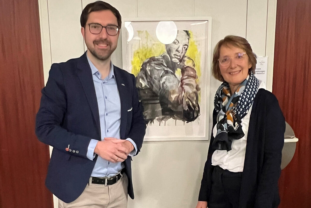 „Farbe trifft Weiß“ - Bezirksvorsteher Julian Schahl mit Künstlerin Heide Weiß, Foto: PRIVAT