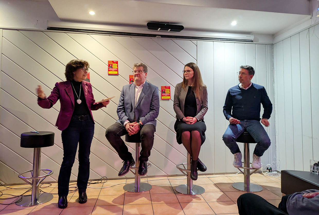 SPD Wahlkreiskandidat Dietmar Bulat mit Erika Lieb – Expertin für Transformation und Stefan Conzelmann – Anwalt beim Mieterschutzbund im Cafe 13. Foto privat