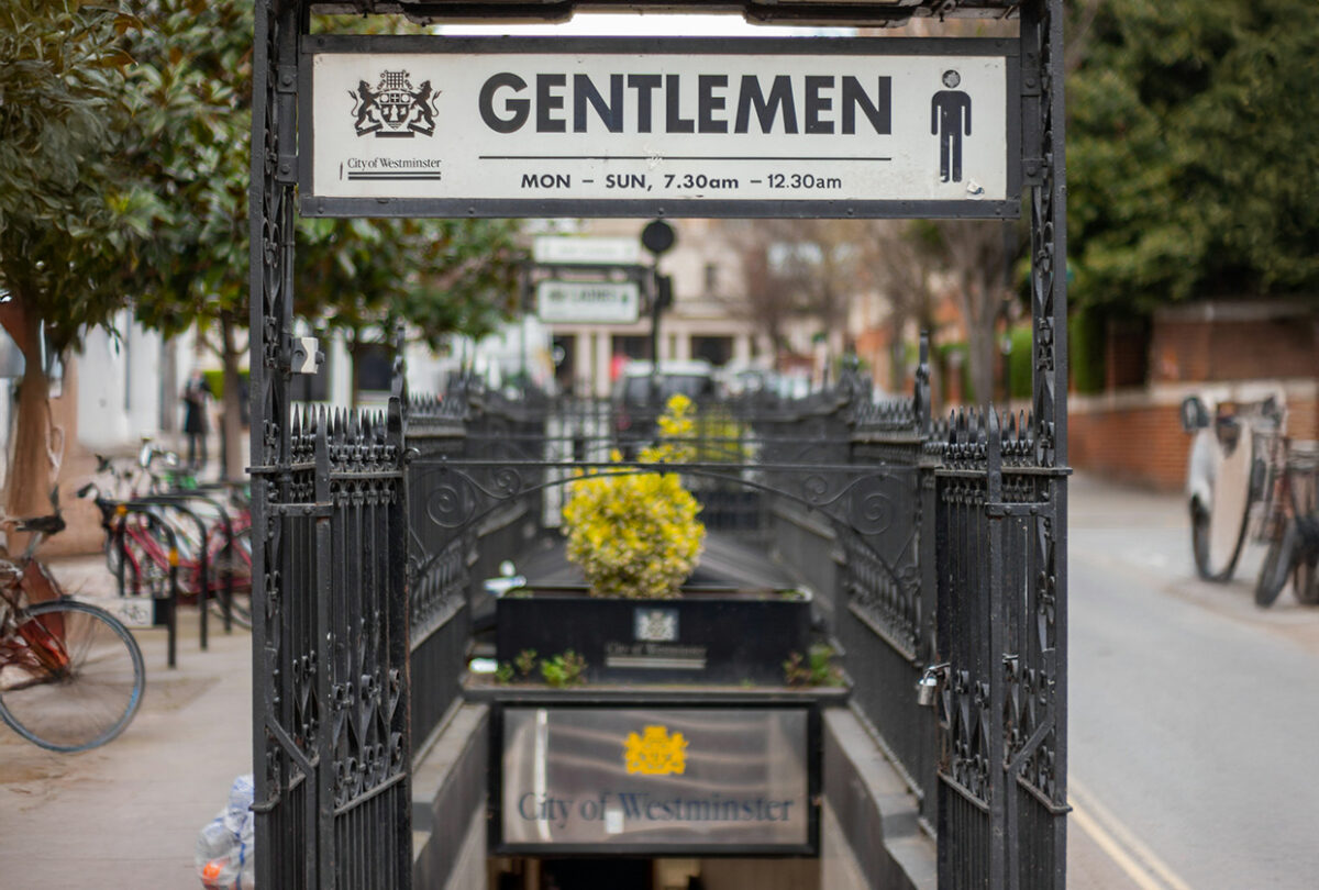 Gentlemen © https://unsplash.com/de/fotos/schwarz-weisse-holzbeschilderung-KibOSYpIInw