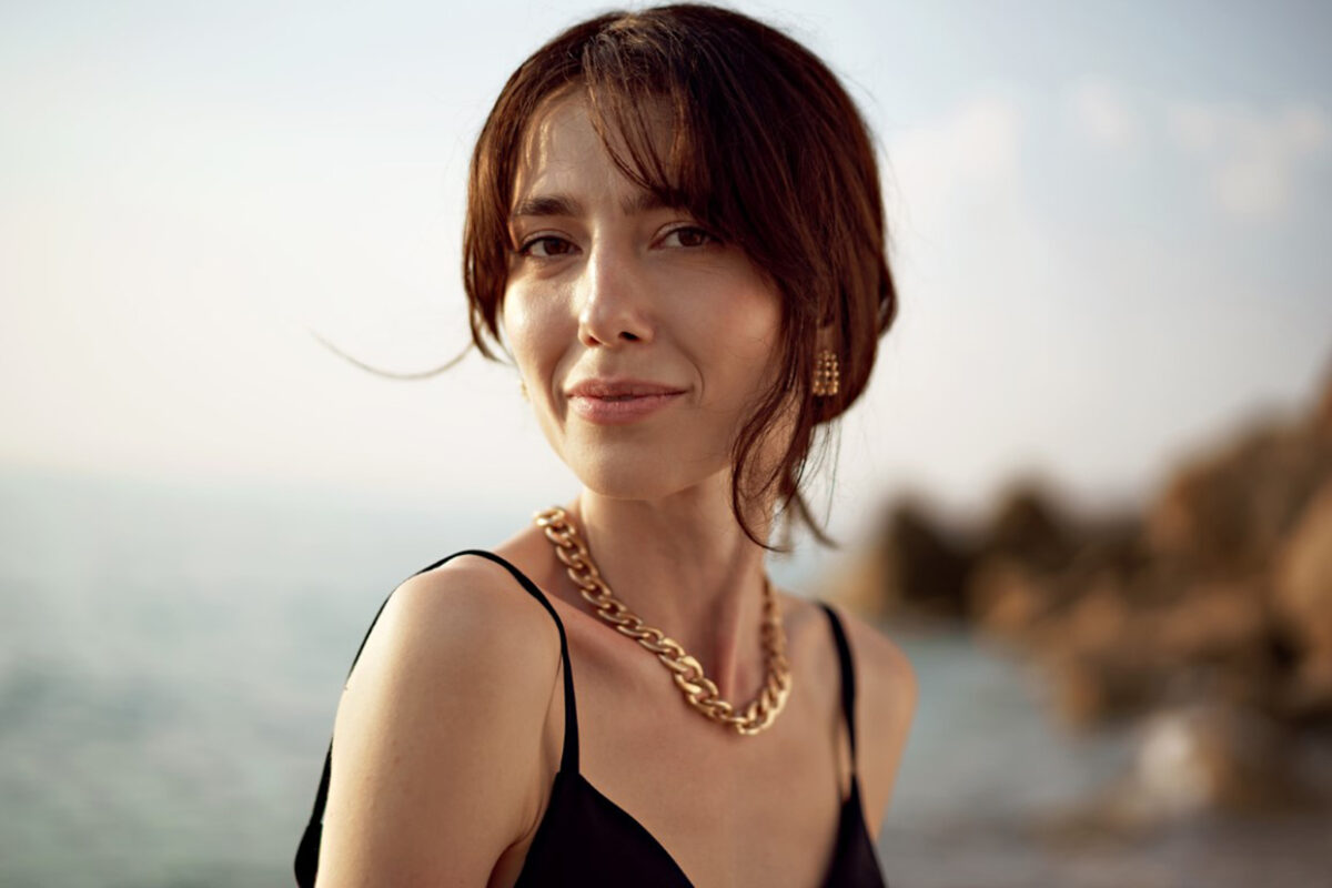 Wie layern Sie Goldketten für einen trendigen und modernen Stil, Bild quelle ENVATO