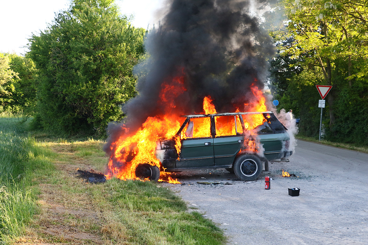 Youngtimer Luxus-Geländewagen brennt vollständig aus. Foto © Andreas Rometsch