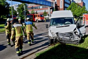 Bei einem Verkehrsunfall auf der Kreuzung Hemminger Straße/Motorstraße haben sich am Sonntagmorgen (11.05.2025) ein 47 Jahre alter Audi-Fahrer und eine 16-jährige Mitfahrerin in einem Ford Transit leichte Verletzungen zugezogen. Foto: Andreas Rometsch