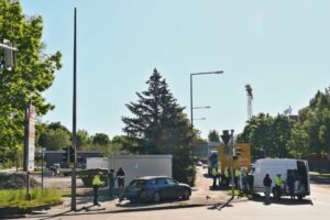 Bei einem Verkehrsunfall auf der Kreuzung Hemminger Straße/Motorstraße haben sich am Sonntagmorgen (11.05.2025) ein 47 Jahre alter Audi-Fahrer und eine 16-jährige Mitfahrerin in einem Ford Transit leichte Verletzungen zugezogen. Foto: Andreas Rometsch