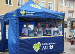 Der #Wochenmarkt wurde 40 Jahre alt! Bezirksvorsteher Julian Schahl gratulierte dem Geschäftsführer der Stuttgarter Märkte, Thomas Lehmann, zu diesem besonderen Jubiläum. FOTO: Fauser