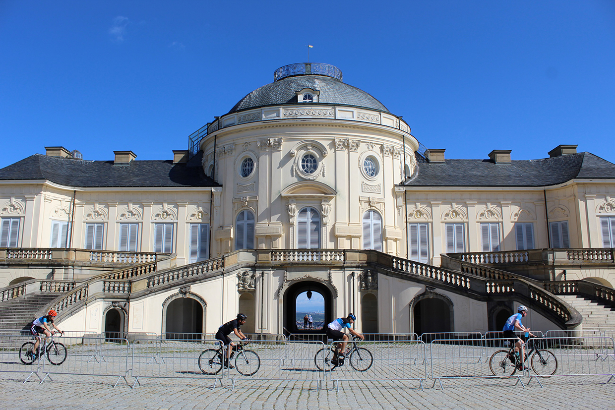 Am Freitag, 20. Juni, wird Schloss Solitude von 11.00 bis 18.00 Uhr zur Kulisse für den zweiten Wettkampftag der Race Days Stuttgart. Beim Etappenrennen treten Sportlerinnen und Sportler in verschiedenen Kategorien an, um ihre Schnelligkeit zu beweisen. Die Strecke führt die Teilnehmenden rund ums Schloss. Vier Radsportvereine aus der Region organisieren den Wettbewerb. Die Solitude hat während des Fahrradrennens regulär geöffnet und lädt alle Interessierten auf Entdeckungstouren ein. Foto @ foto-christiane-koenig-lorch