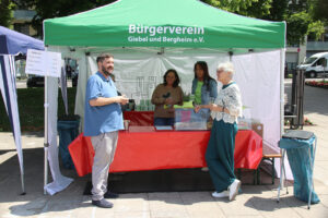 Der Ernst-Reuter-Platz im Giebel bebt und lebt, Feierabendtreff und Kinder lernen Markt im Mai 2025, Foto privat