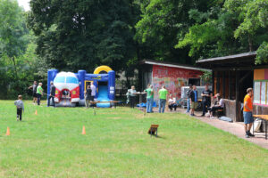 Bunt & fröhlich: Sommerfest im Evangelischen Waldheim Lindental trotze dem Wetter! Foto Hans-Martin Goede