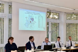 Alexander Schmidt-Rüdt, Leiter der Führungsgruppe des Polizeireviers 8 Kärntner Straße, Kerstin Richter, Leiterin des Polizeipostens Weilimdorf und Thomas Schembera, Referat Prävention des PP Stuttgart im Bezirksbeirat am 15.10.2025, Foto GOEDE