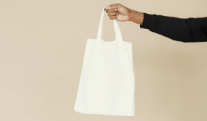 Baumwolle Tasche © https://www.pexels.com/de-de/foto/hand-mockup-festhalten-halten-6787035/