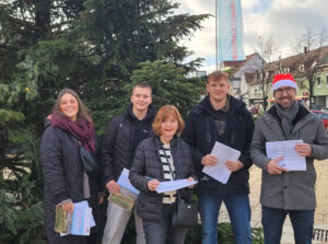 Am Weihnachtsmarkt-Samstag traf sich die unabhänige Fach-Jury um Bezirksvorsteher Julian Schahl beim WeilAktiv-Vorstand Kris Dujmic im Sportshop Anton. Nach einer kurzen Einweisung in den Prämierungsbogen machte sich die Jury auf den Weg, um die insgesamt 12 angemeldeten geschmückten Bäume zu begutachten. Es wurde eifrig gepunktet, diskutiert und abgewogen. Foto: Julia Fauser