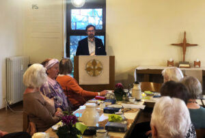 Bezirksvorsteher Julian Schahl als Referent beim Frauenfrühstück im Greuttersaal. Foto: Grötzinger